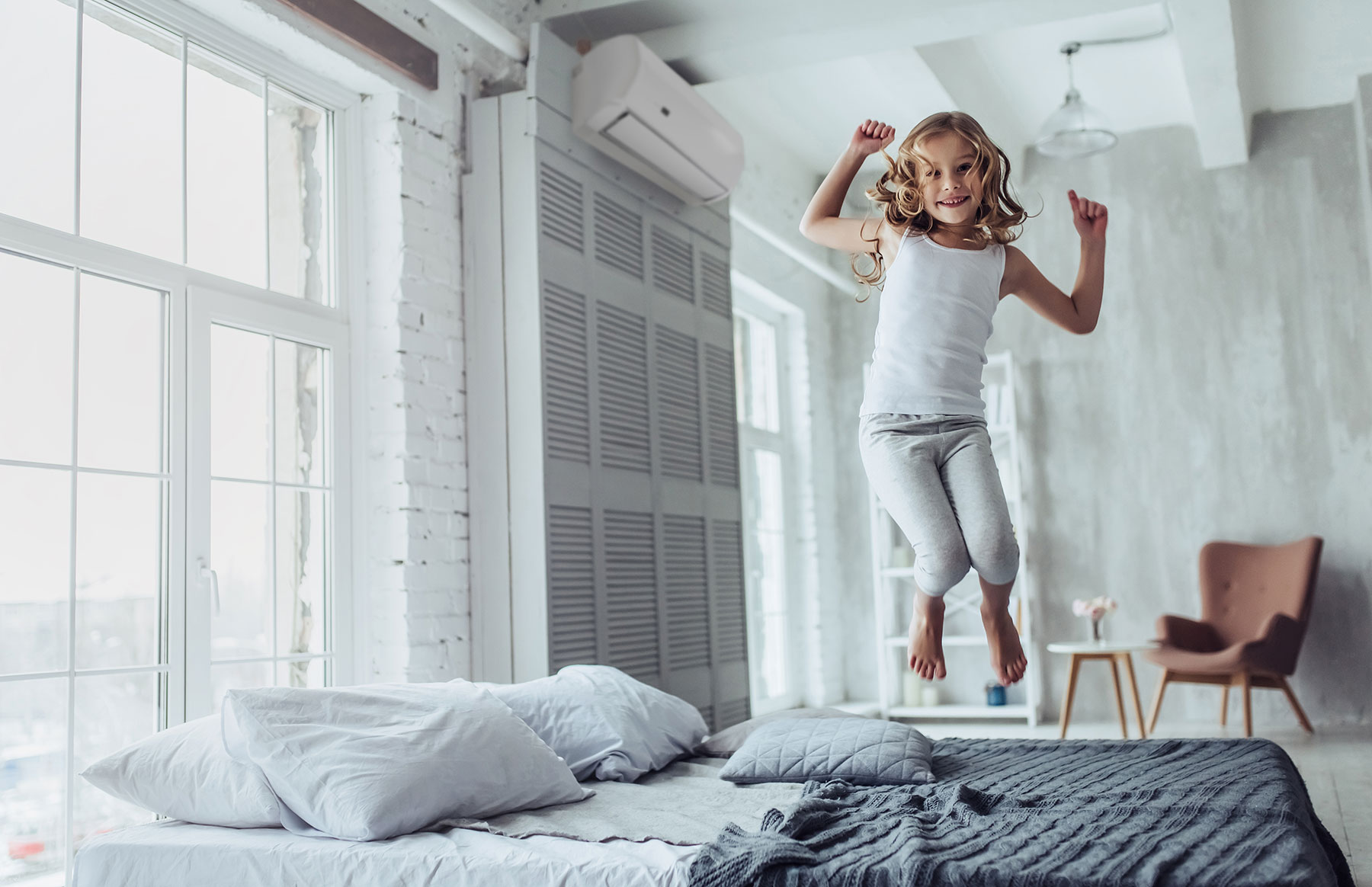 Девочка прыгает на кровати